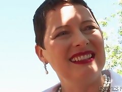 Short haired kinky mommy watched young couple fucking in the garden